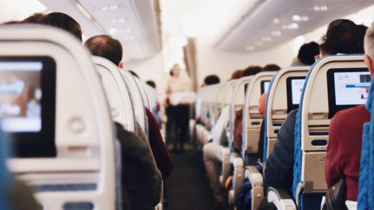 Come scegliere il posto in aereo se vuoi alzarti spesso durante il volo