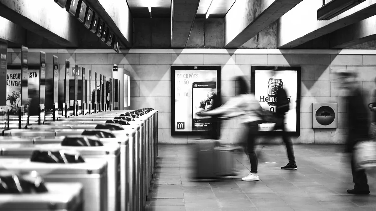 Bagagli durante un trasferimento in metro: come prepararsi alle scale